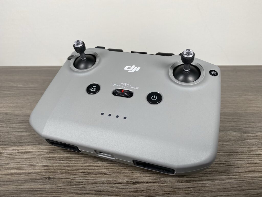 A closer look at the DJI Mavic Air 2 controller.